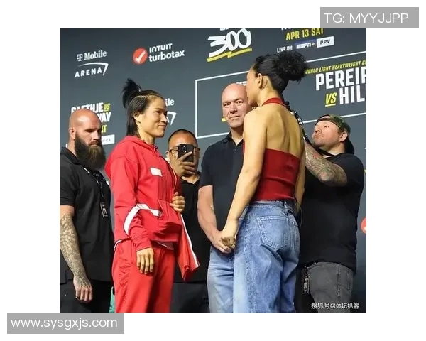 张伟丽与足球明星同框合影展现运动员风采与友谊的精彩瞬间