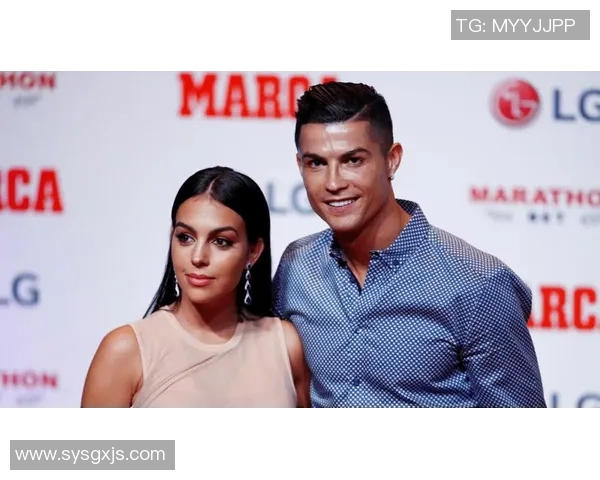 足球明星与家人共度温馨时光的感人瞬间回顾